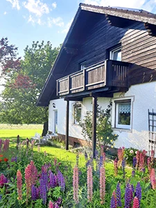 Pension Fini Schneider Frauenau - Vorderansicht Ferienwohnung mit Balkon vom Garten aus